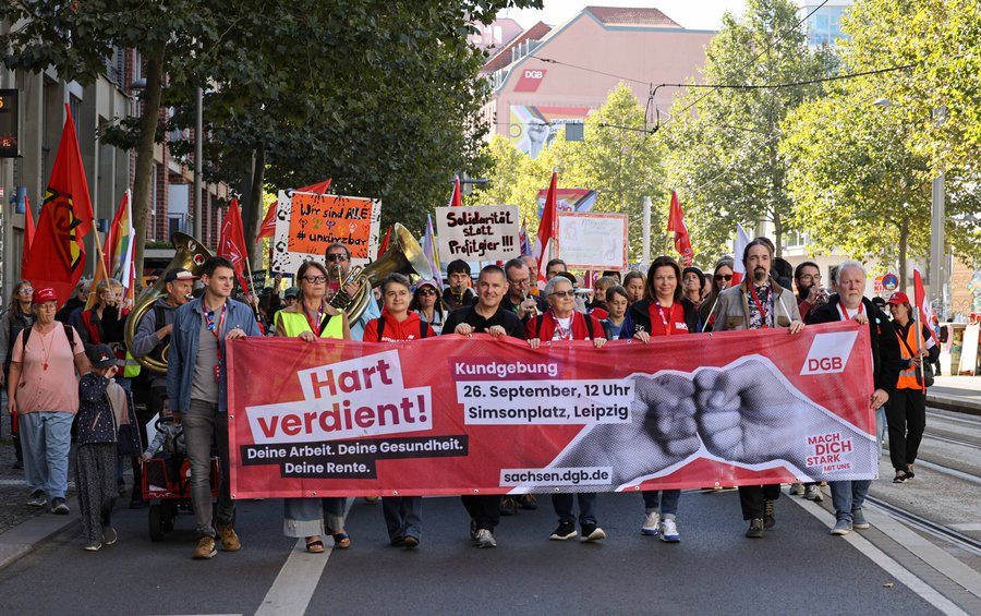 Demonstrationszug am 26. September 2026 vom Volkshaus in Leipzig zur Kundgebung auf dem Simsonplatz.