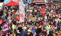 Teilnehmerinnen und Teilnehmer mit Fahnen bei der Kundgebung am 26. September 2026 auf dem Simsonplatz in Leipzig.