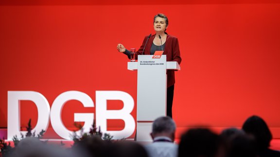 Daniela Kolbe, Vorsitzende des DGB Sachsen am Rednerpult.