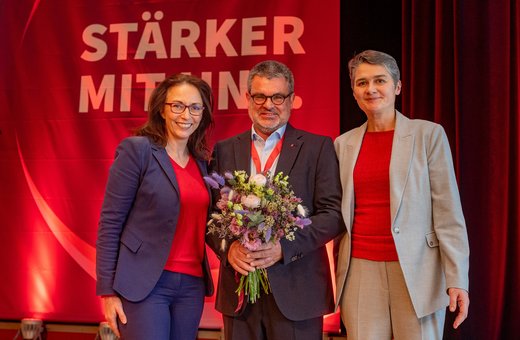 DGB-Chefin Yasmin Fahimi mit Daniela Kolbe, Vorsitzende DGB Sachsen, und Ralf Hron, stell. Vorsitzender DGB Sachsen.